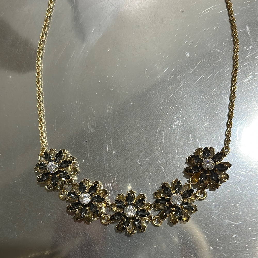 Elegant Gold Floral Necklace